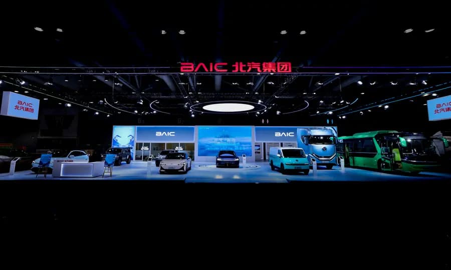 Estande da BAIC em um salão do automóvel