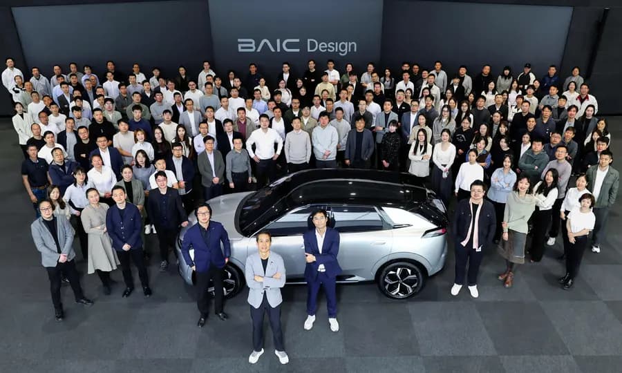 Equipe da BAIC reunida ao redor de um veículo